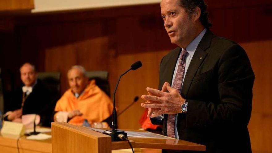 Juan Carlos Escotet, ayer durante su intervención como padrino de la promoción de Económicas. // FdV