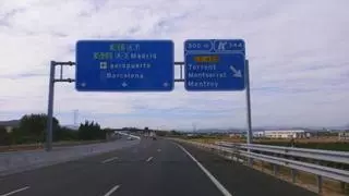 Esto es todo lo que hay detrás de los grandes carteles de las autopistas y autovías que ves cada día