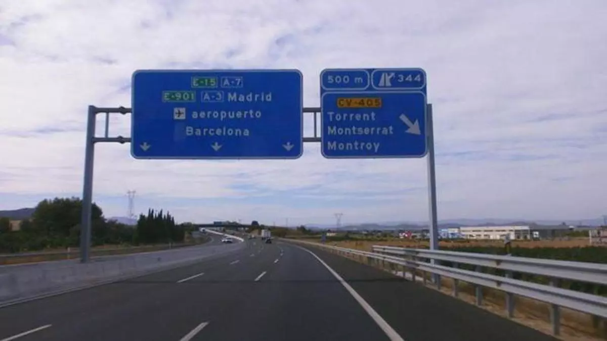 Esto es todo lo que hay detrás de los grandes carteles de las autopistas y autovías que ves cada día