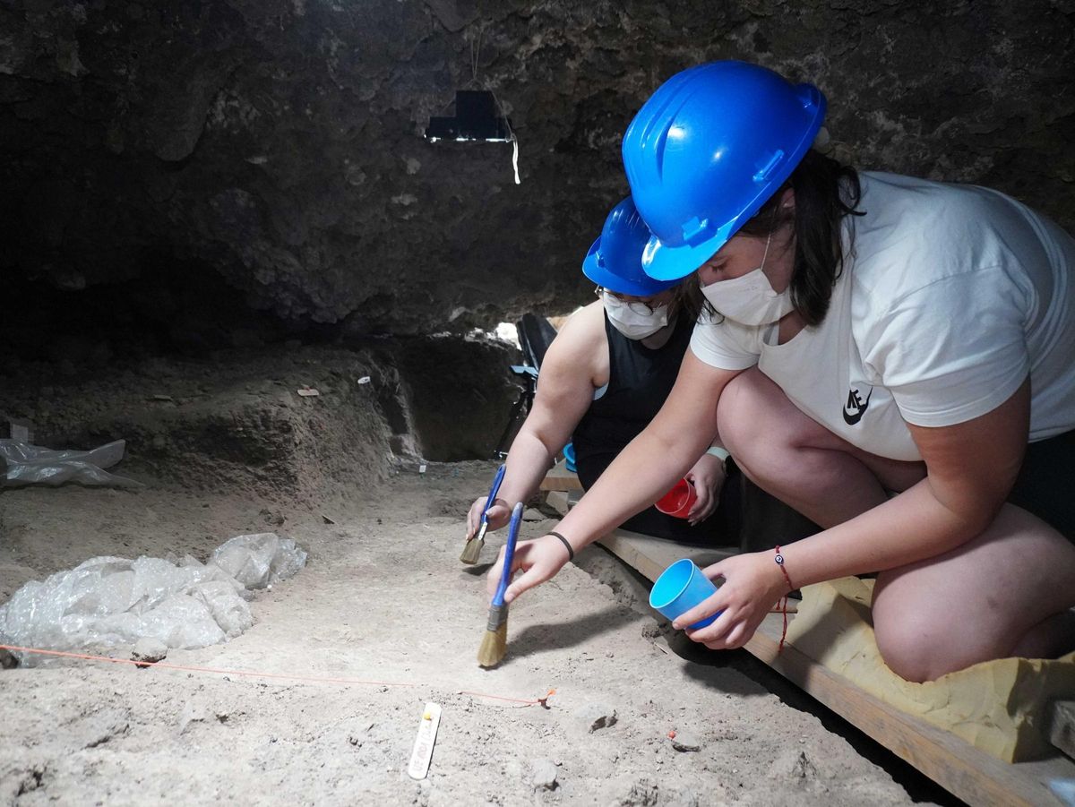 Trabajos en la Cueva de Los Cabezazos.