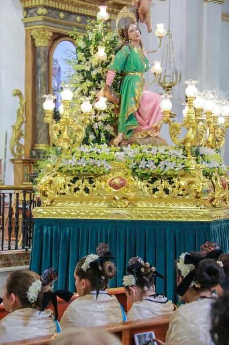 Miles de fieles han acompañado la imagen de Santa Águeda hasta su ermita en un camino jalonado por puestos de dulces