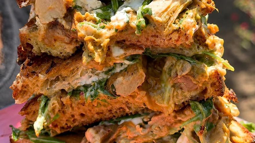 Los creadores de contenido de 'Guachinches Modernos' lanzan su propio bocadillo en una cafetería de Tenerife