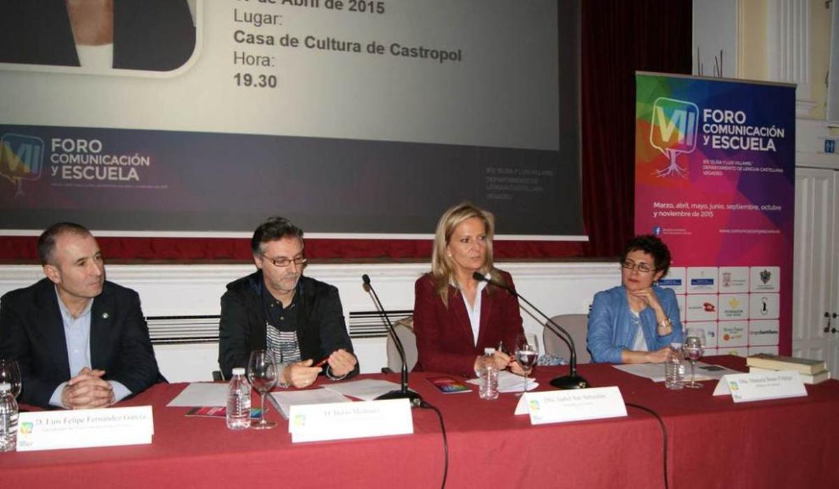 Isabel San Sebastián llena la Casa de Cultura de Castropol