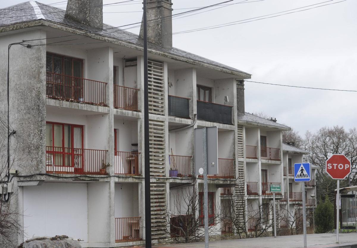 Los cuatro bloques de viviendas que componen las «casas de camineros». |  Bernabé/Javier Lalín