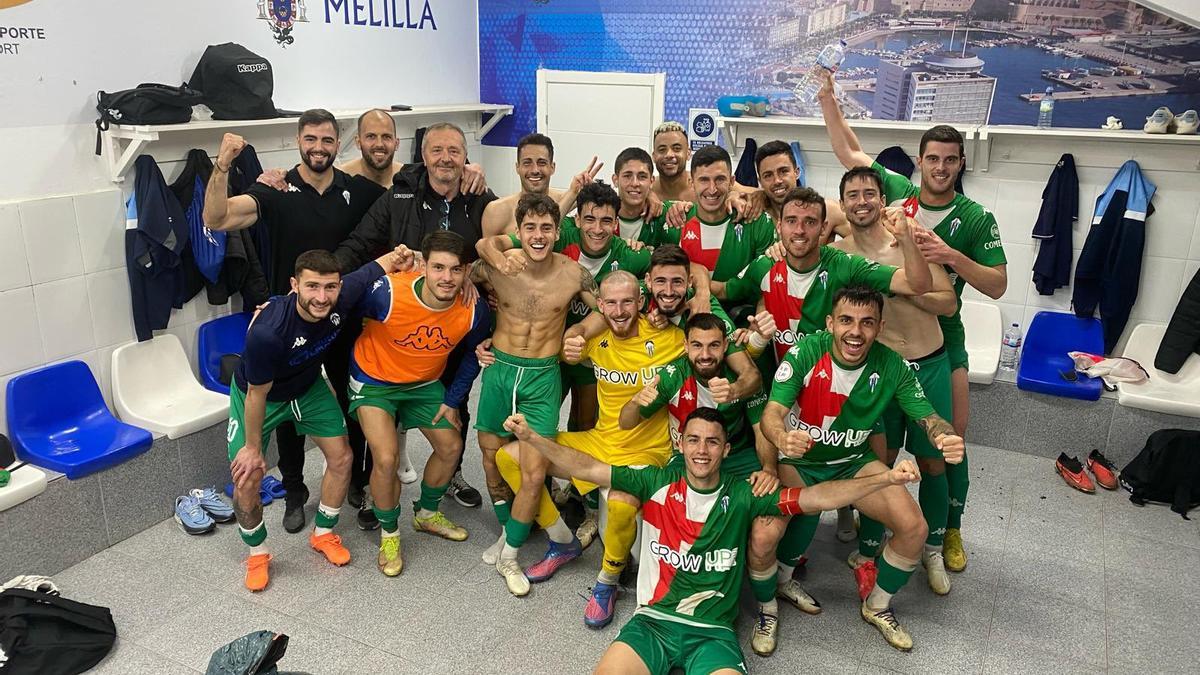 Los jugadores del Alcoyano celebran la victoria, en el vestuario del Álvarez Claro