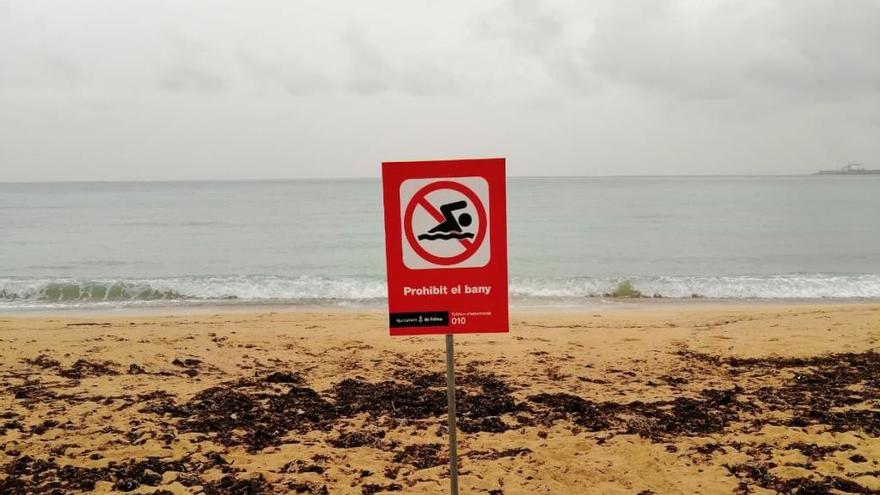 Bandera roja en la playa de Can Pere Antoni por el vertido de aguas fecales tras la lluvia