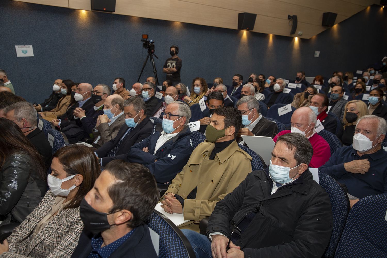 Toni Cabot presenta en el Club INFORMACIÓN el libro en el que plasma los perfiles de 40 personalidades de Alicante