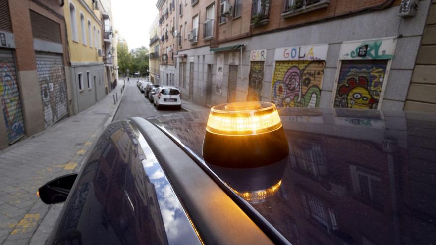 Imagen de una baliza V16, obligatorias desde el 1 de enero. |  E. P.