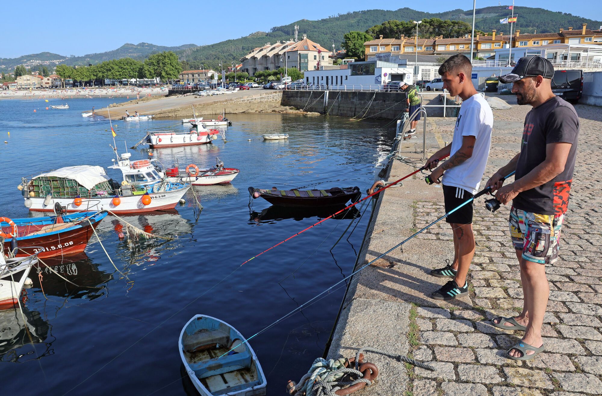 Pescadores aficionados en el muelle de Canido, en Vigo.
