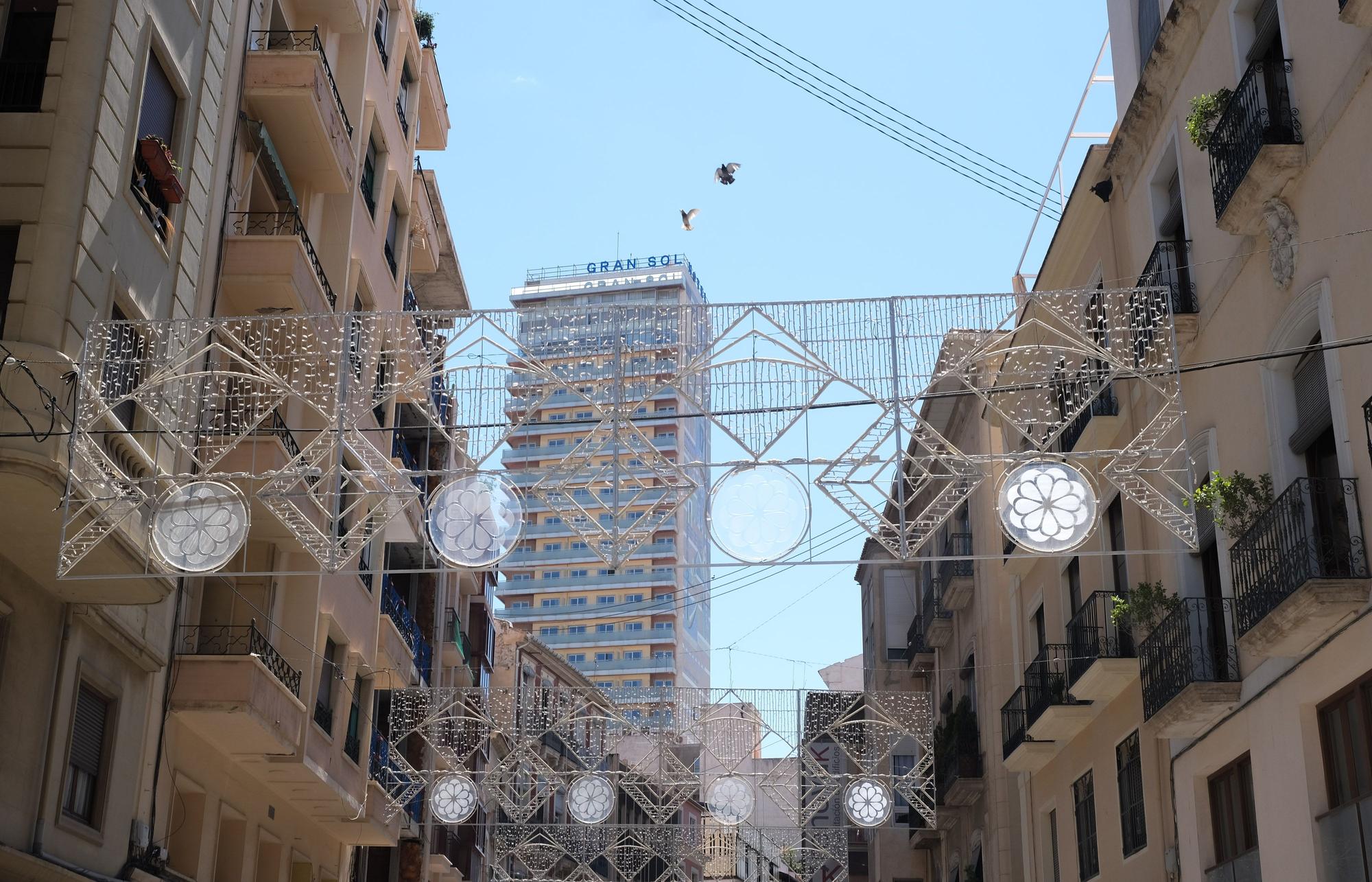 Instalan los arcos de Hogueras en el centro de Alicante