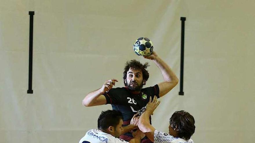 Acción de un partido anterior en el Lalín Arena. // Bernabé