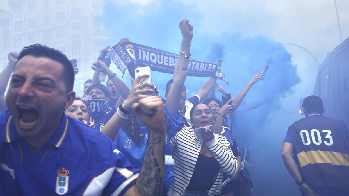 Oviedo se echa a la calle para arropar al equipo en las horas previas a la final del play-off de ascenso a Primera.