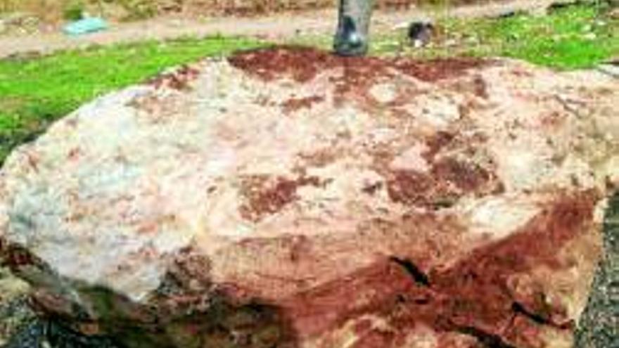 Una roca cae a la carretera de Cáceres por la obra del Fuerte