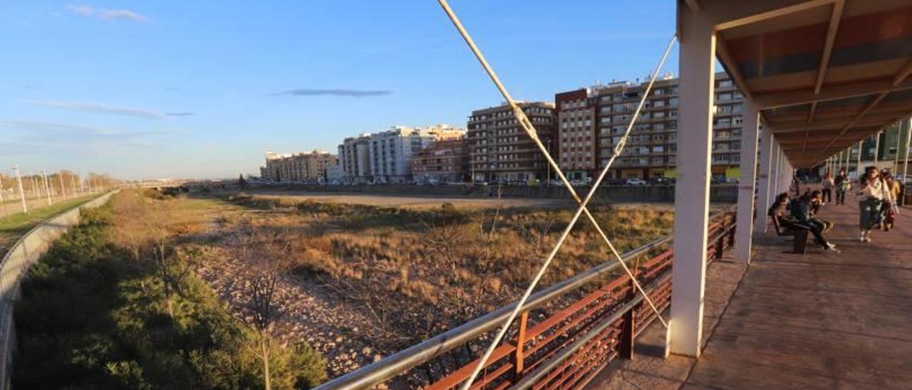 Vista del estado en el que se encuentra el cauce del río Palància a su paso por el núcleo urbano de Sagunt.