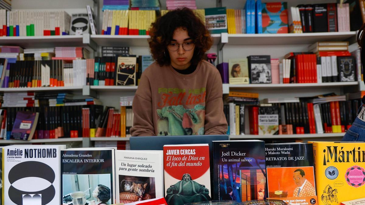 Expositor con novedades en la última Fira del Llibre de València.