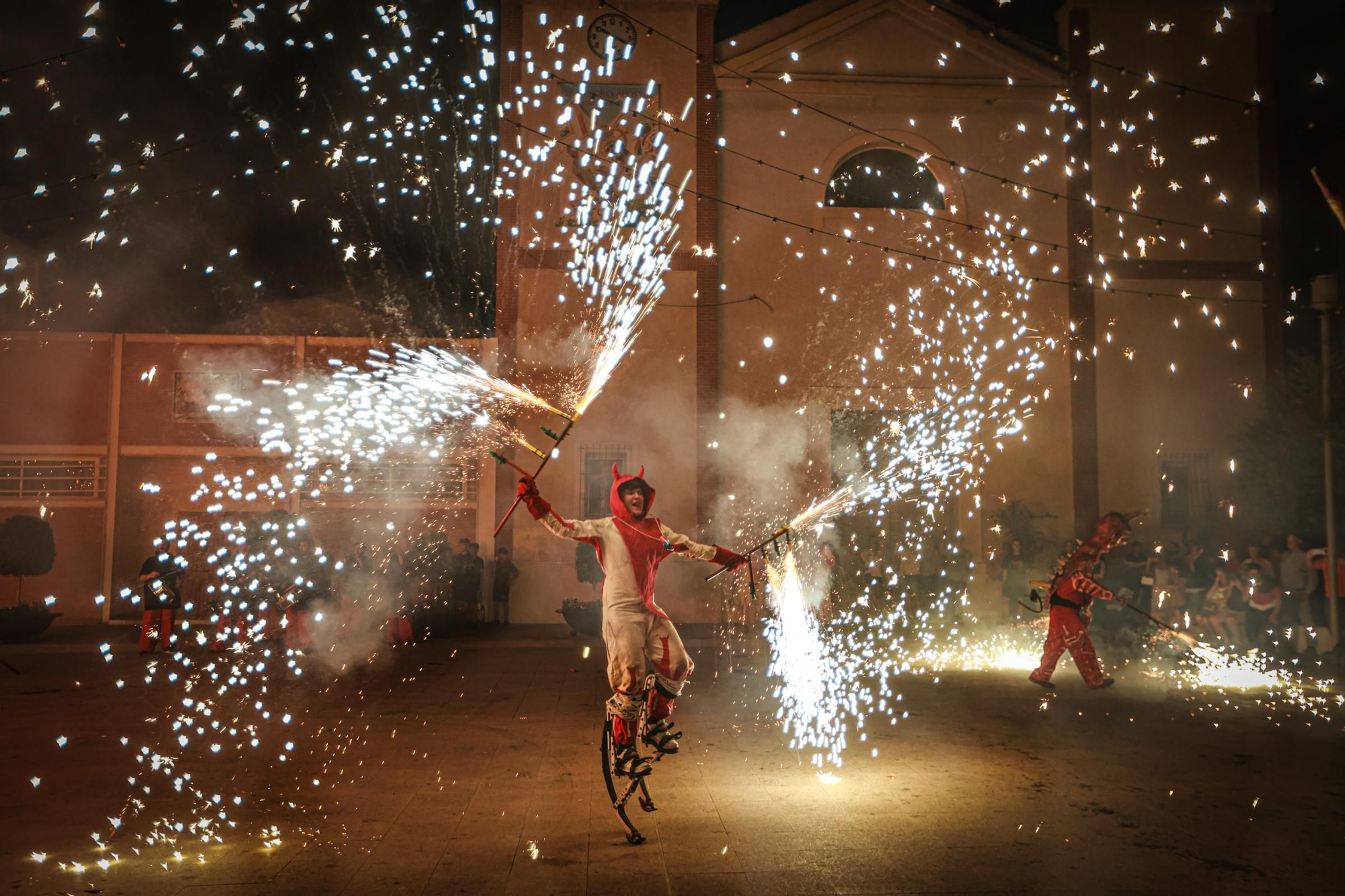Correfocs y la hoguera más madrugadora arrancan el mejor ambiente de las fiestas patronales de Rojales