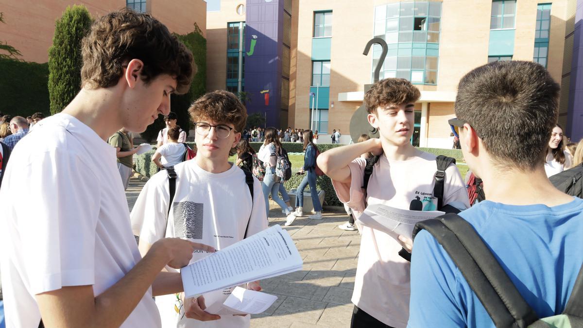 Imagen de archivo de estudiantes preparando sus exámenes en la Universitat Jaume I de Castelló, la universidad pública de la provincia.