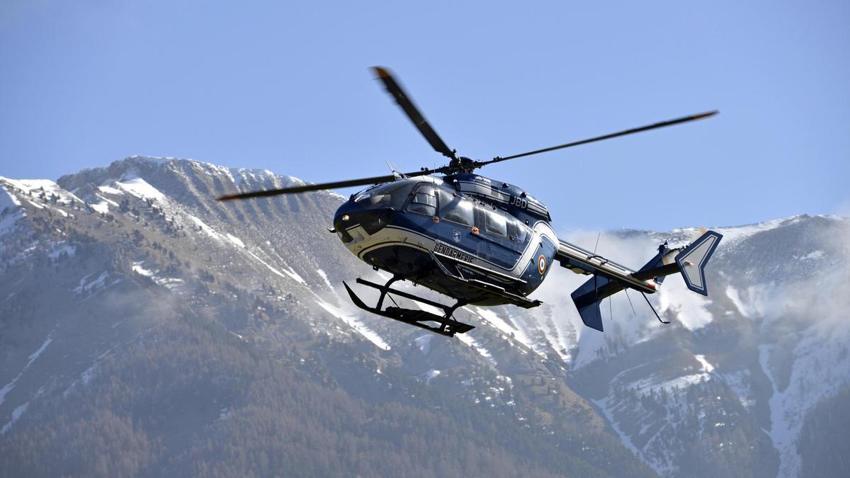 Uno de los helicópteros que participó en el rescate de los cuerpos de las víctimas del siniestro de Germanwings en los Alpes, el 25 de marzo de 2015.