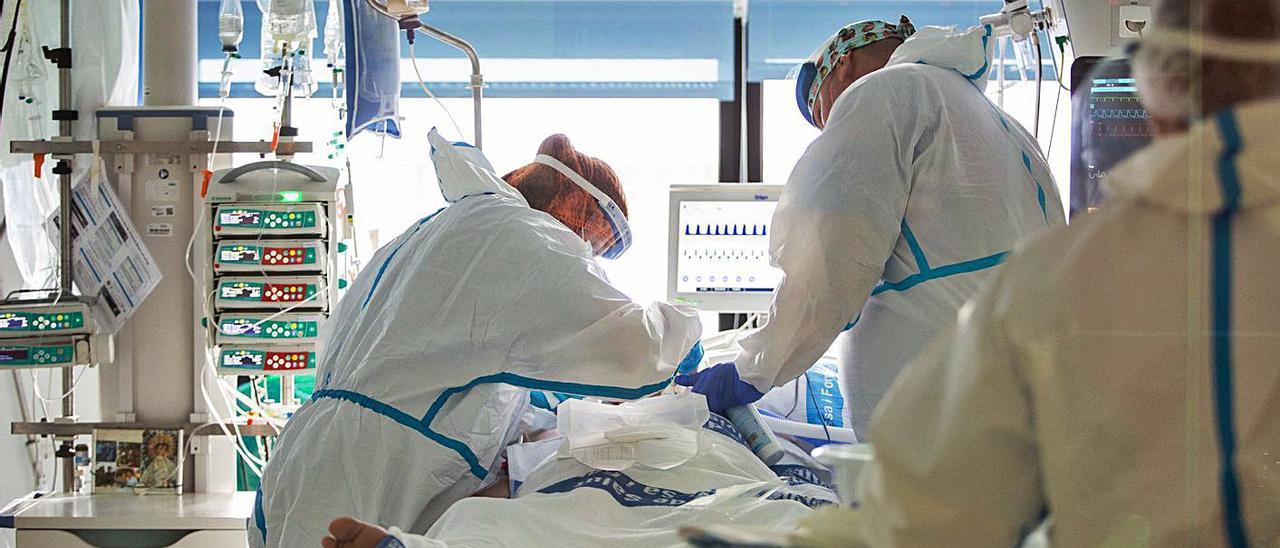 En la UCI del Hospital Can Misses reciben tratamiento cinco enfermos con coronavirus. | VICENT MARÍ