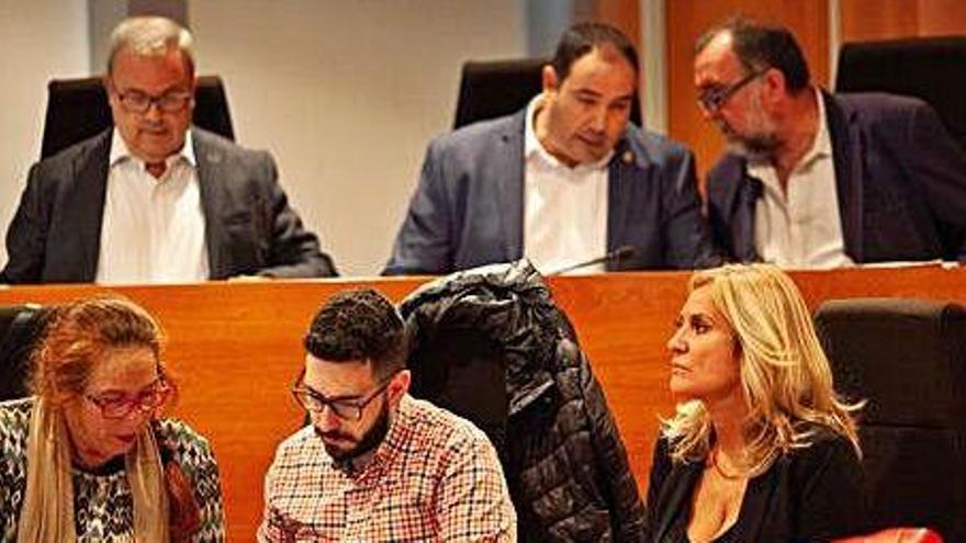 La consellera Marta Díaz, abajo a la derecha, en el último pleno del Consell, ya apartada del grupo socialista.