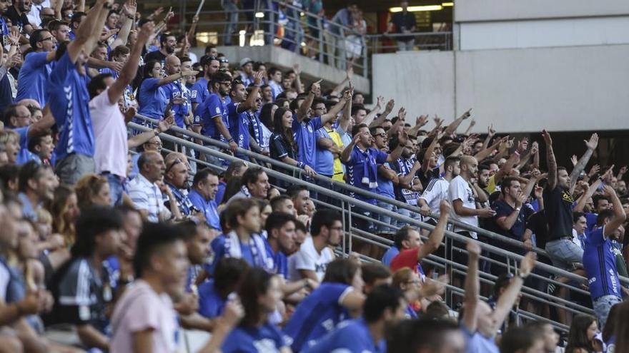 Aficionados del Oviedo pasan la noche en el Tartiere para adquirir una entrada para el derbi