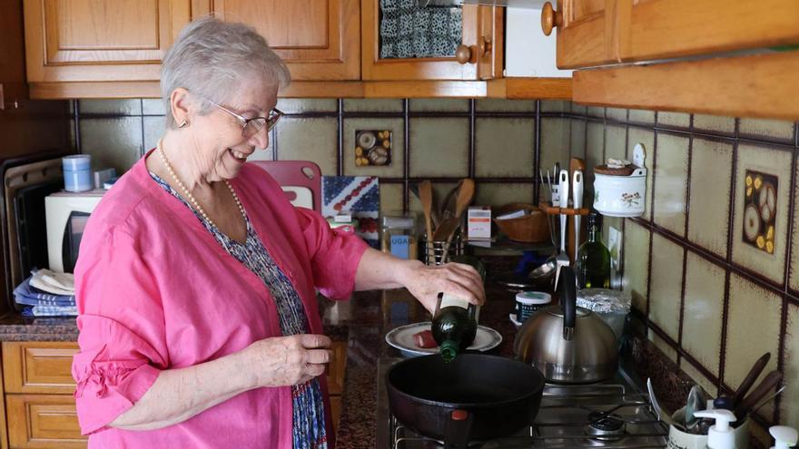 Carmen García, que vive sola, cocinando en su piso de la calle Severo Ochoa