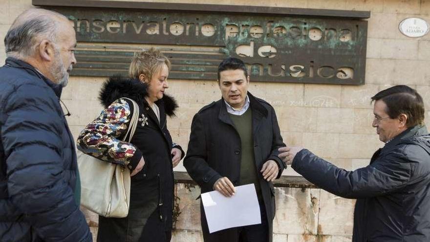 Emilio de Vicente, María Antonia García, Pedro de Rueda y Rafa Alonso, ayer, ante la sede del Conservatorio.