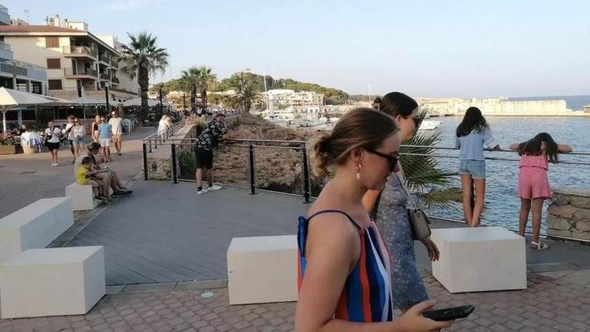 Urlauber an der Meerespromenade in Cala Ratjada