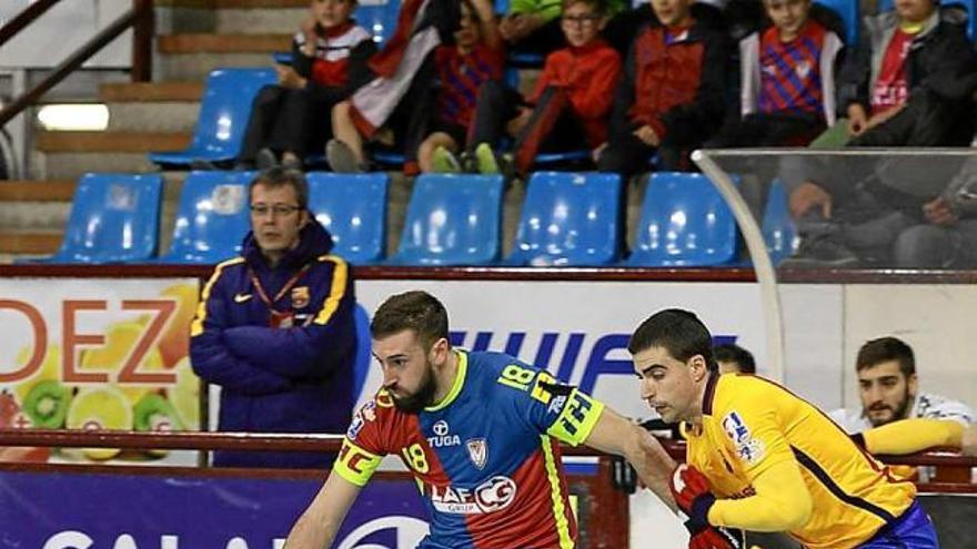 Dani López intenta protegir la bola davant la presència de Marc Gual