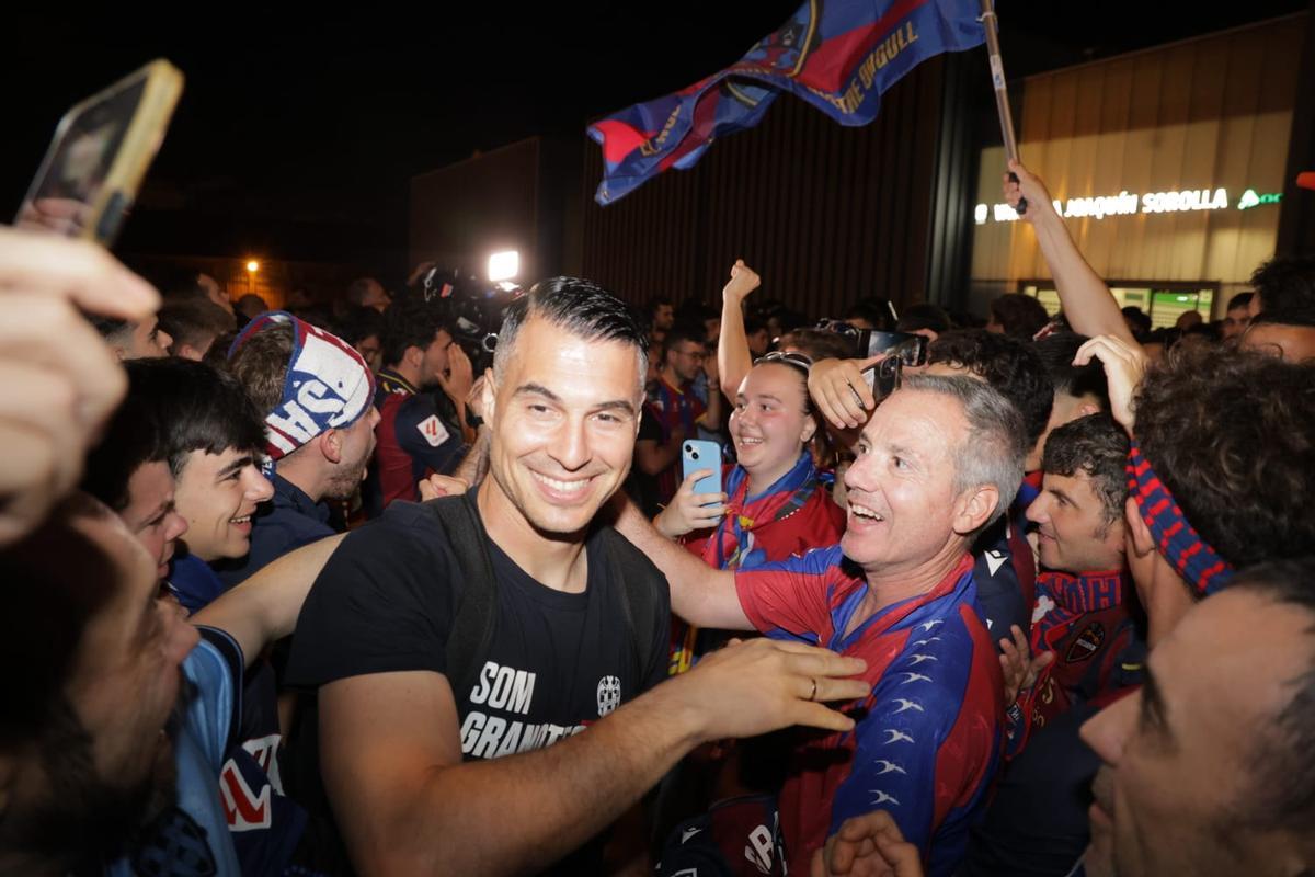 El Levante UD llega a València tras conseguir el ascenso en Burgos
