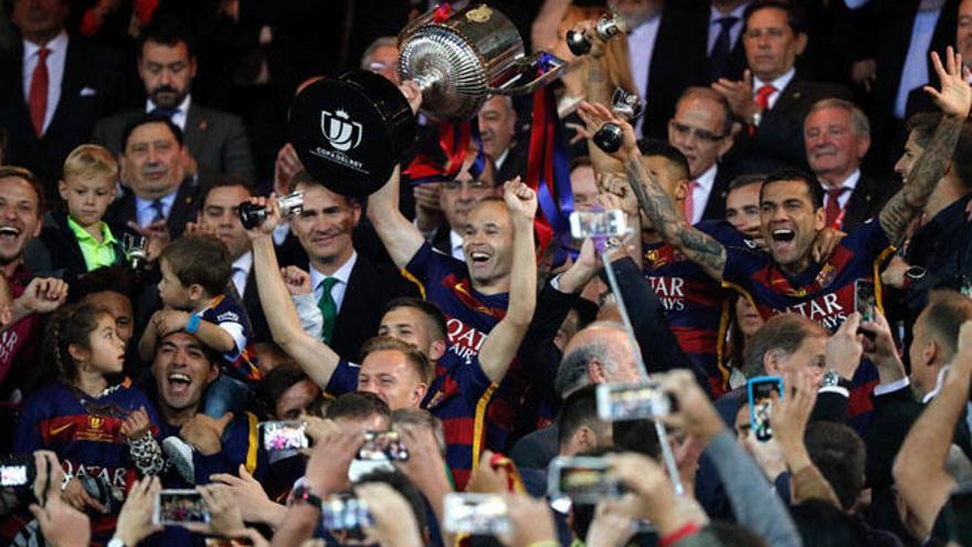 Iniesta, junto al rey Felipe VI, levanta la Copa del Rey