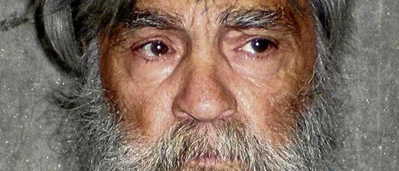 O sea que cuando muere Charles Manson hemos del proclamar que fue un benefactor de la humanidad, porque el fallecimiento suprime la biografía. Y dado que el asesino mafioso de jueces Totò Riina también ha traspasado, ahora debe ser un ciudadano ejemplar.