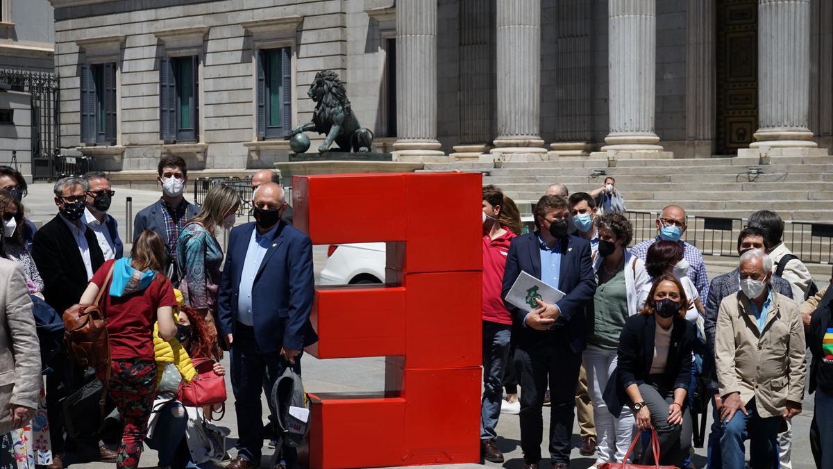 Miembros de las plataformas de la España Vaciada en un acto en el Congreso