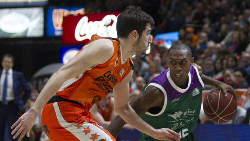 Jamar Smith, en la foto ante Vives en el partido de Valencia, vuelve a jugar en el Carpena.