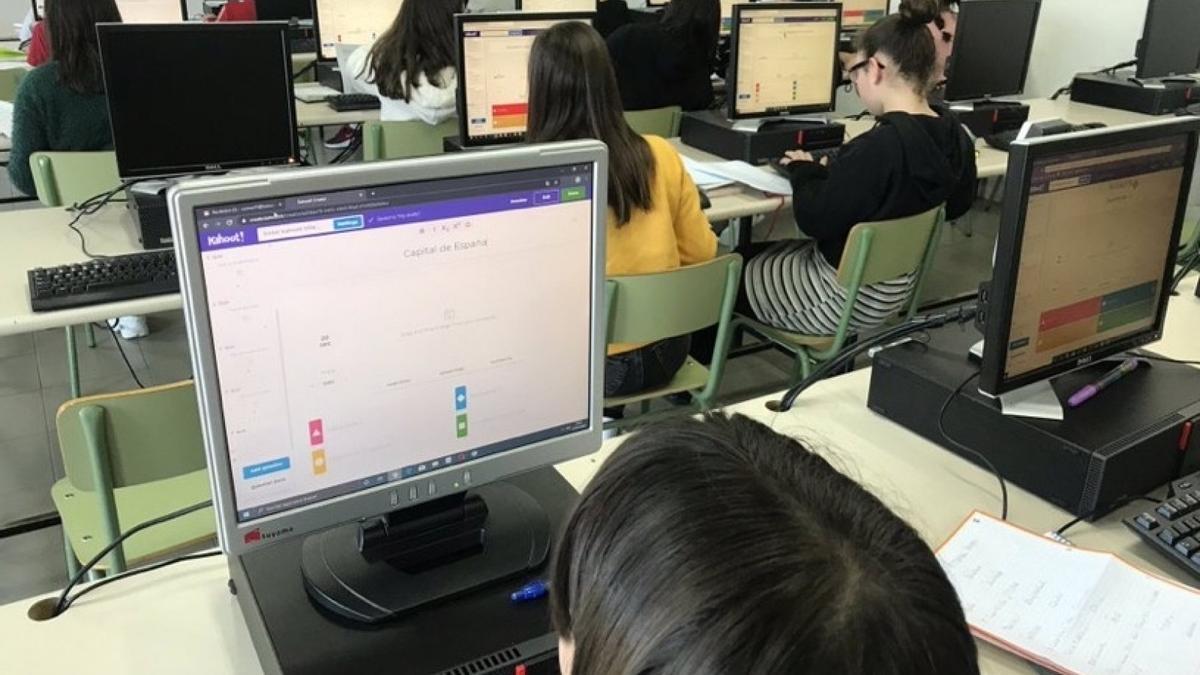 Alumnos usando el Kahoot en el aula