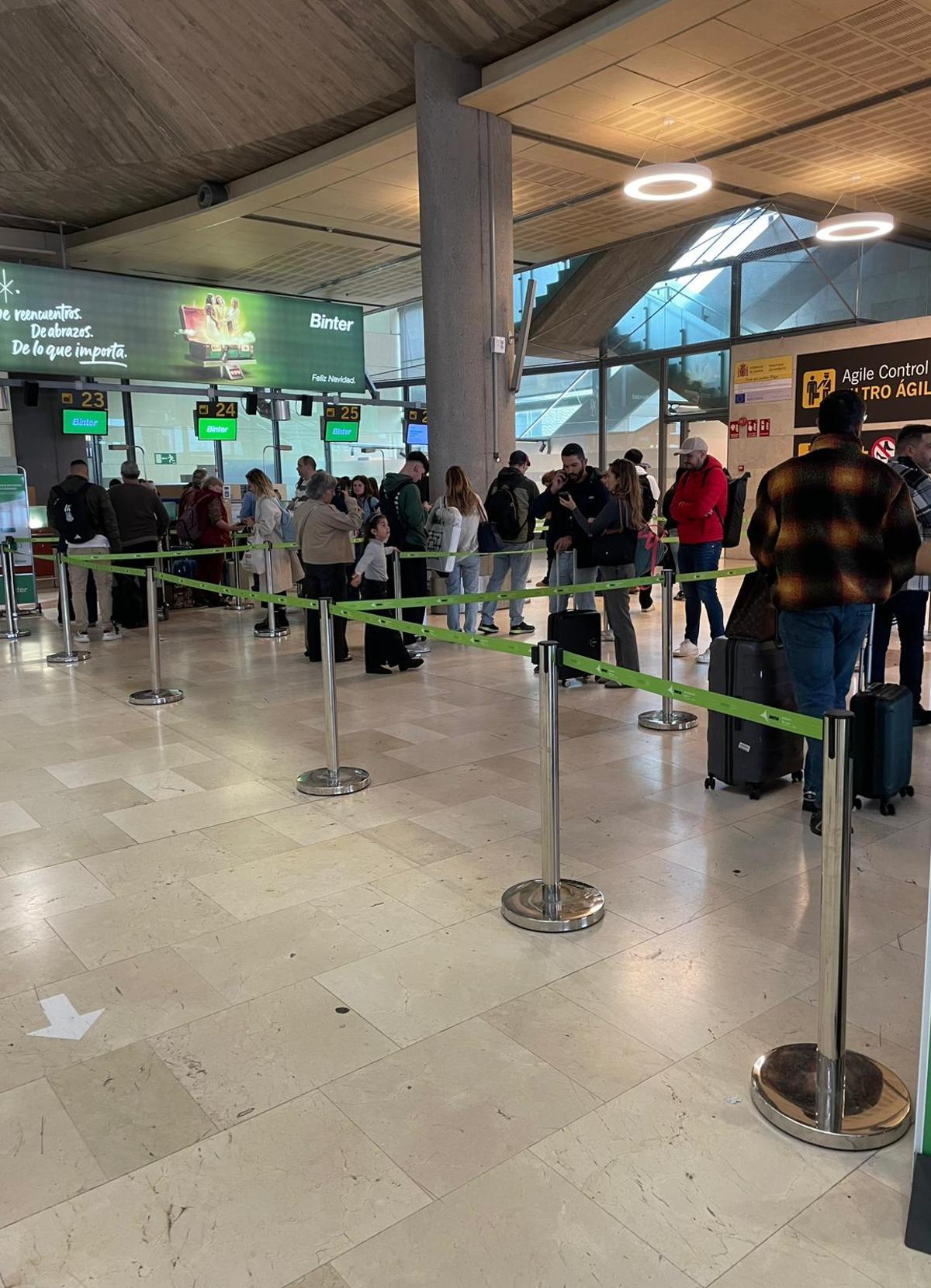 Colas en el aeropuerto Tenerife Norte este viernes 2 de enero.