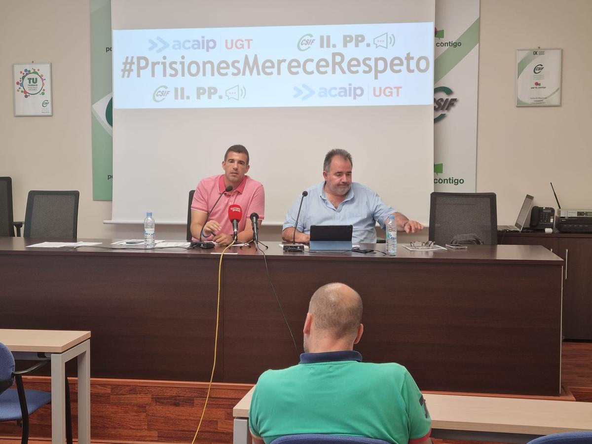 Un momento de la rueda de prensa de Jorge Vilas (responsable de Prisiones de la CSIF, a la izquierda) y José Ramón López (presidente de ACIP-UGT)