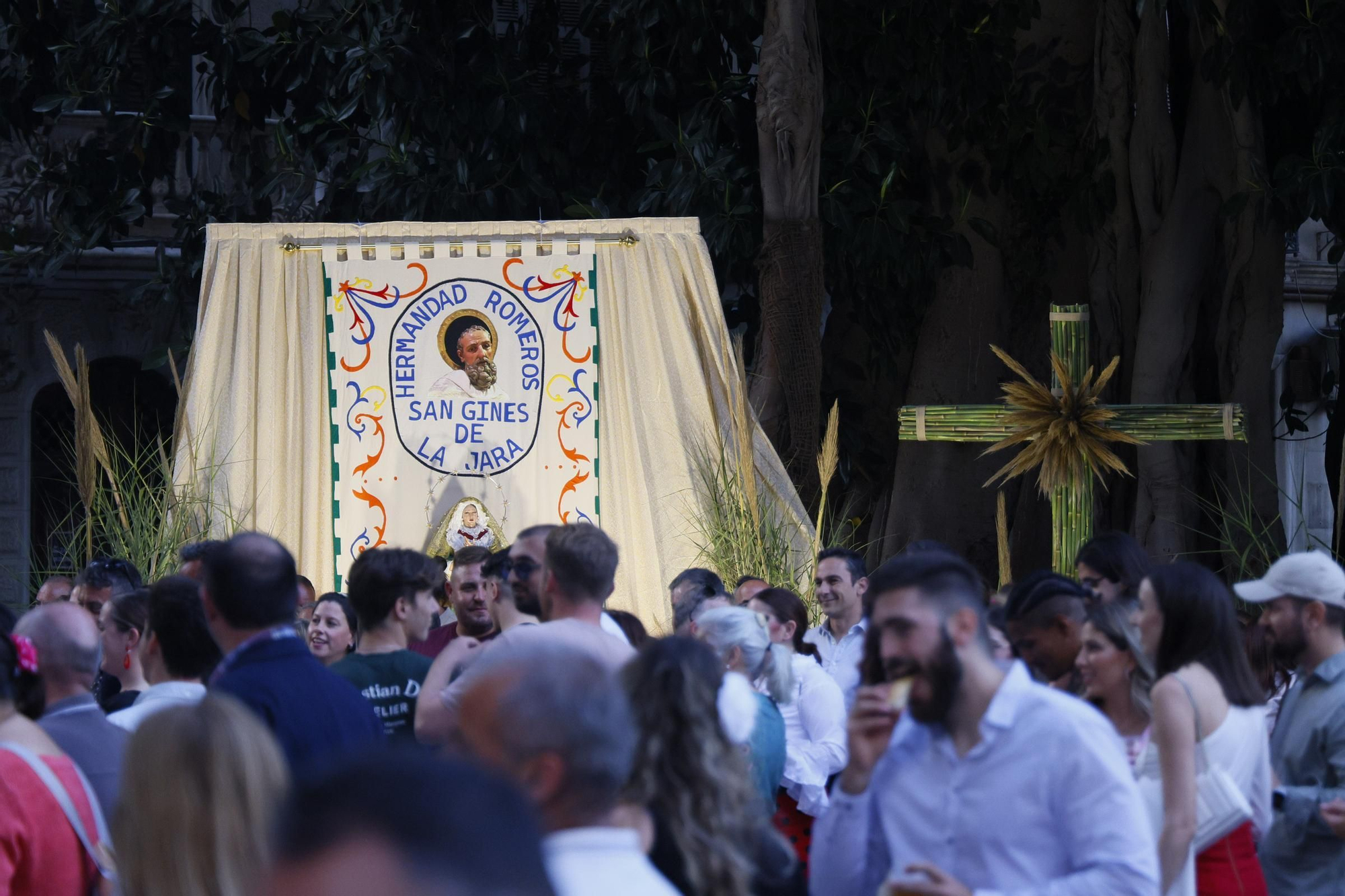 Ambiente durante el viernes por la tarde en las Cruces de Mayo de Cartagena