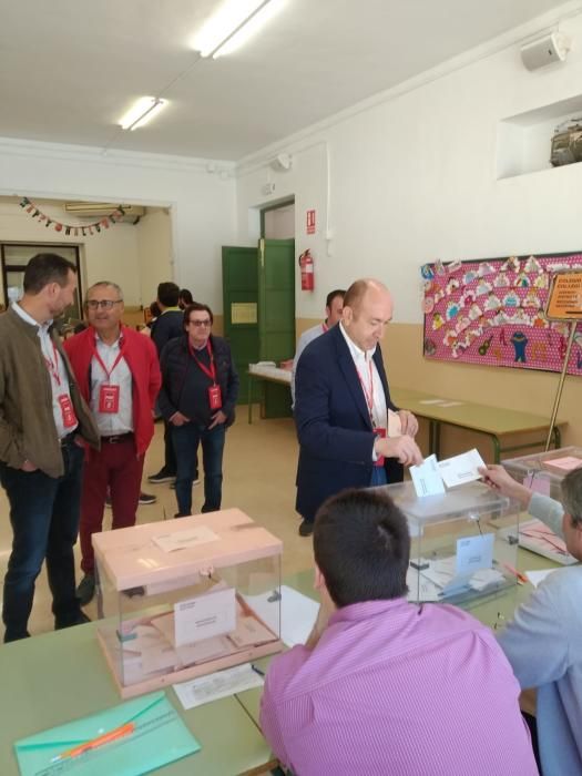 Los políticos votan en Elche