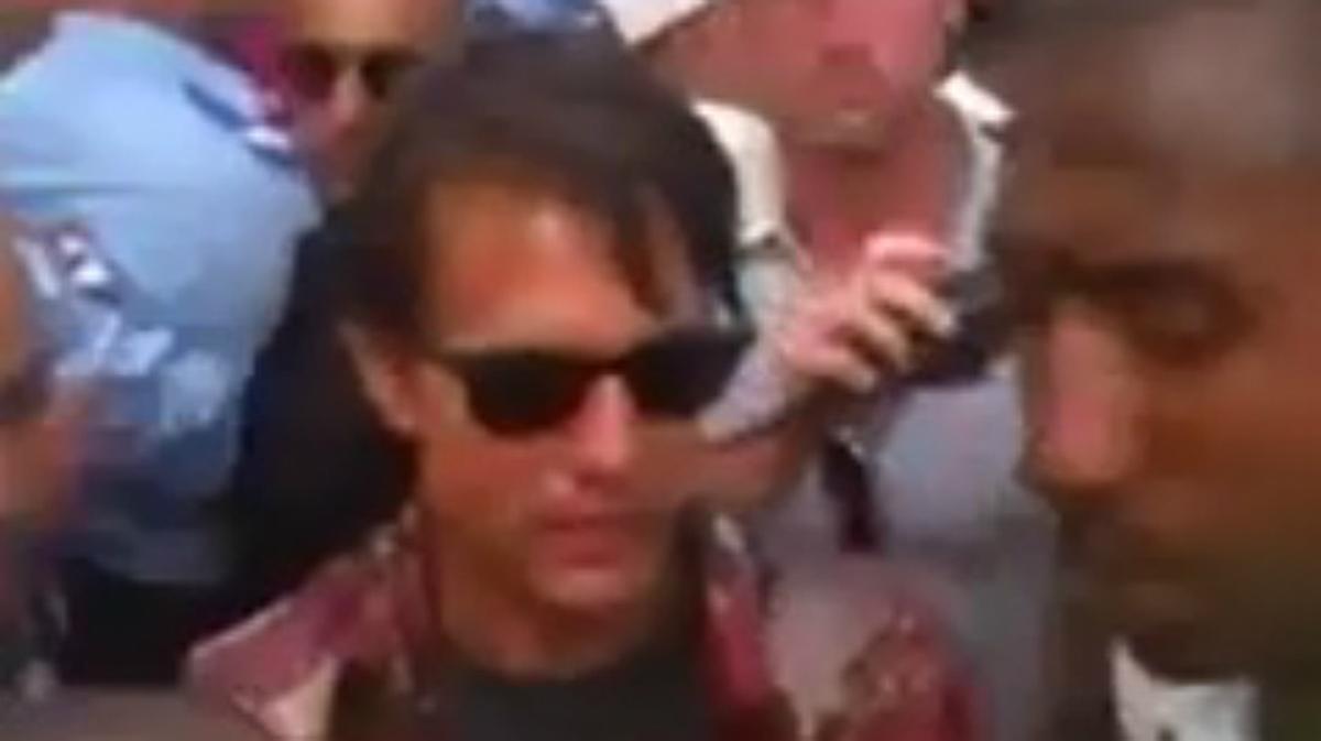 El actor Tom Cruise se da un baño de multitudes en Marruecos durante el rodaje de ’Misión Imposible 5’.