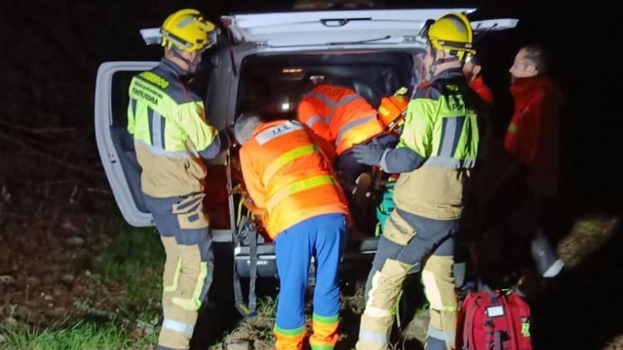 Rescate del ciclista por parte de bomberos y técnicos de ambulancia.