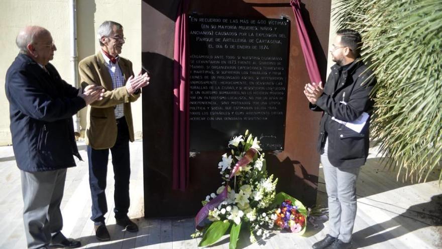 El concejal David Martínez inaugura la placa conmemorativa de la explosión de 1874.