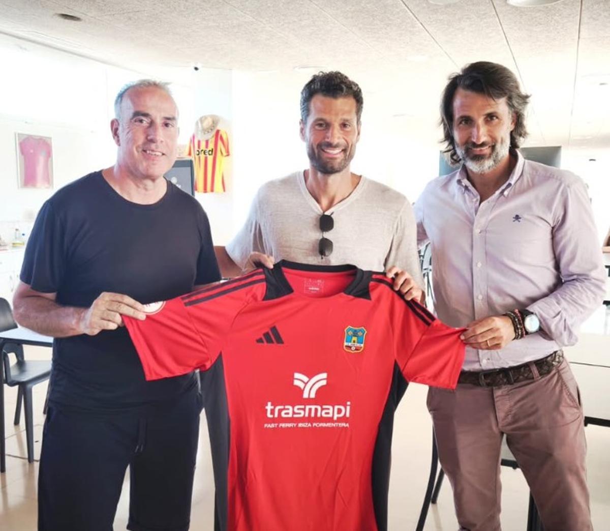 Candreva posa con la camiseta de la SD Formentera