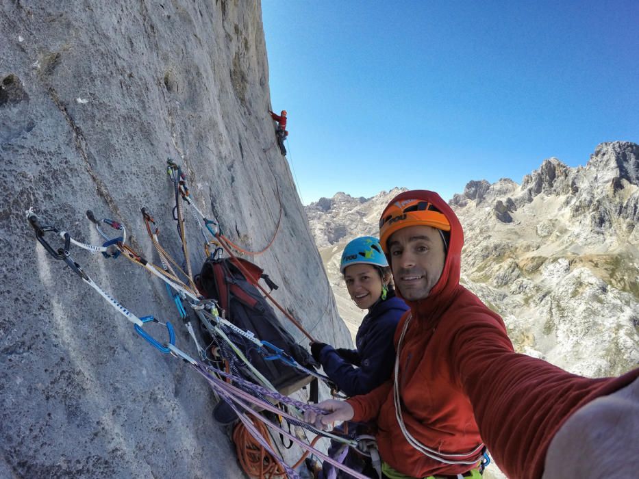 Los hermanos Eneko e Iker Pou y la escaladora  Neus Colom en la vía Marejada Fuerza 6 del Urriellu