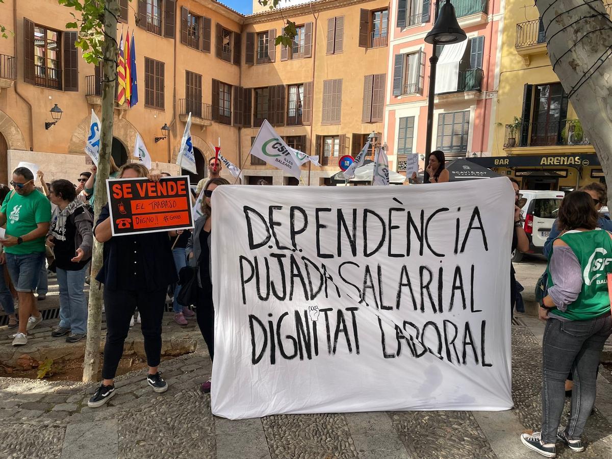 Trabajadores de Dependencia se concentraron frente a Bienestar Social en el primer día de su huelga indefinida.