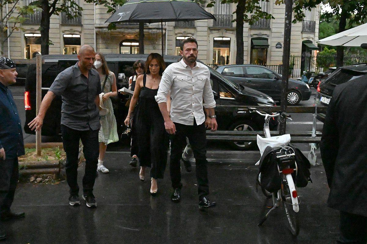 Jennifer Lopez se decantó para un día lluvioso por un vestido negro