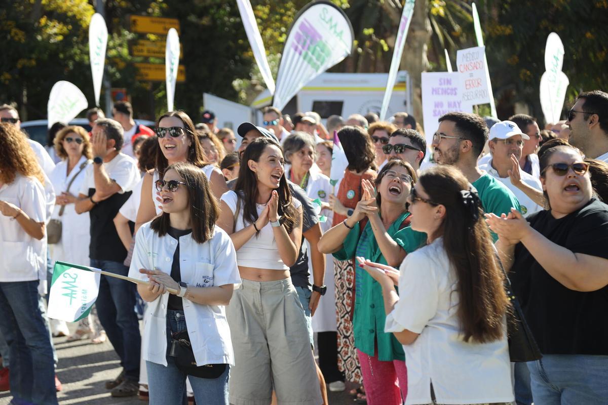 Un millar de médicos invaden en centro de Málaga en una nueva jornada de huelga