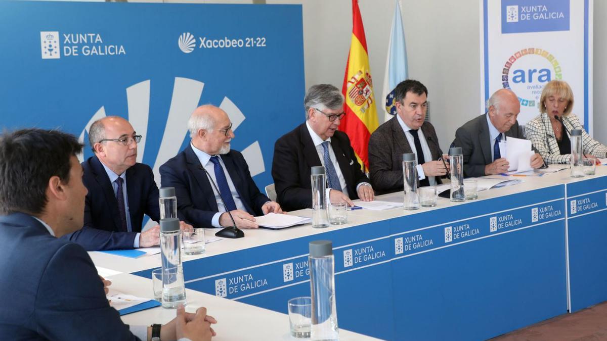 Rodríguez, quinto por la izquierda, con representantes empresariales, ayer en Santiago. |   // XOÁN ÁLVAREZ
