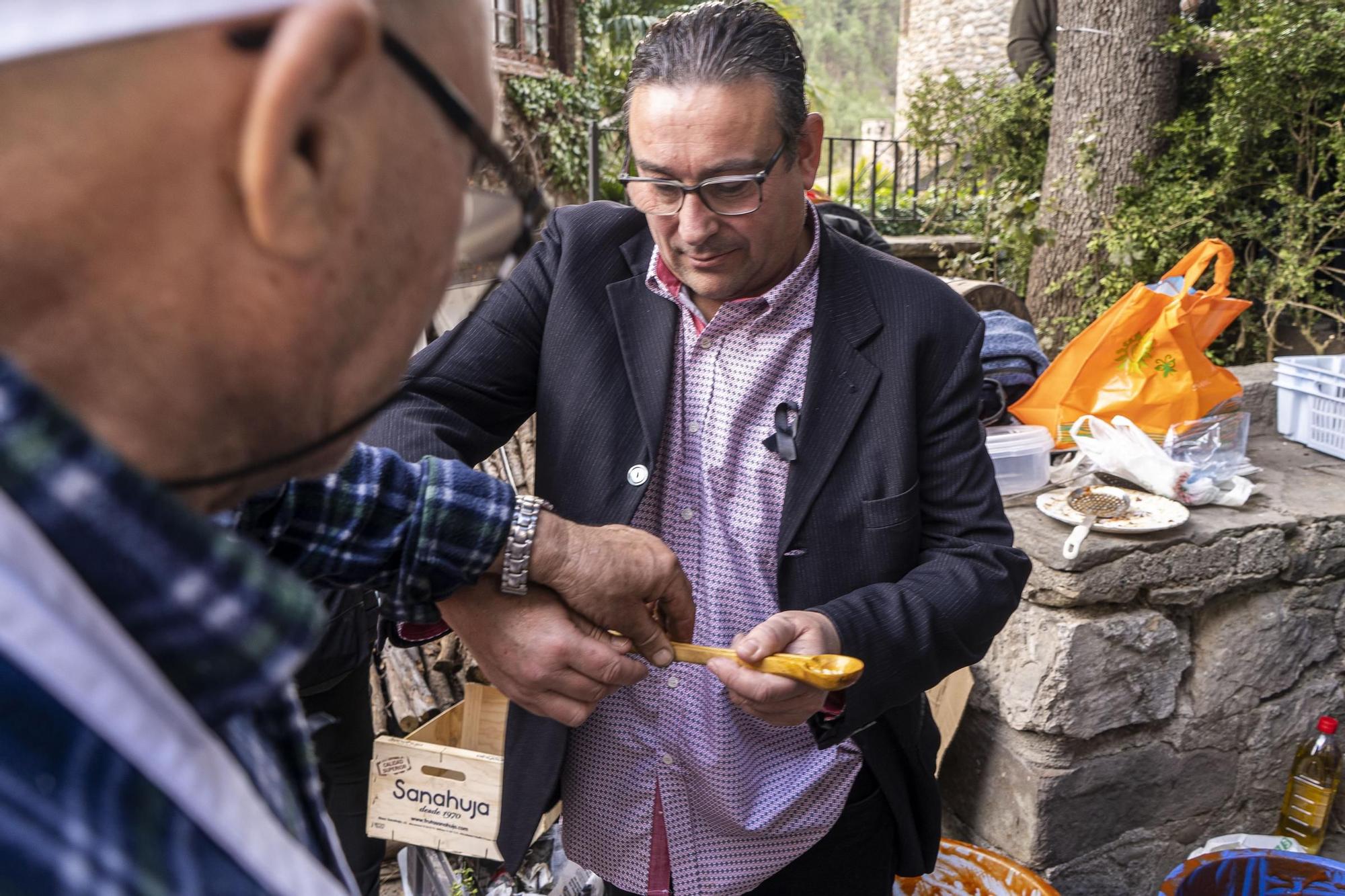 Bagà cuina el seu popular arròs per 2.500 persones