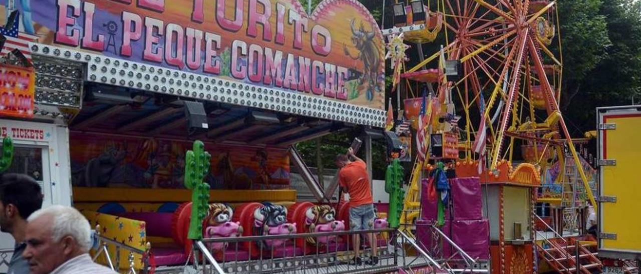 Montaje de una atracción de las fiestas en la calle Alameda en una edición anterior de la Peregrina. // RV